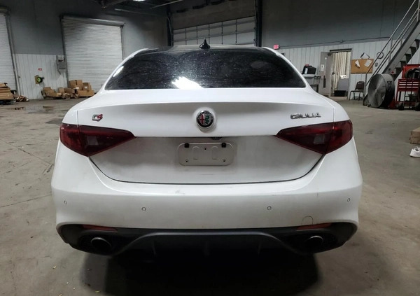 Alfa Romeo Giulia cena 57900 przebieg: 109897, rok produkcji 2018 z Grybów małe 56